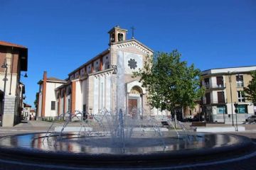 Piazza Lombardia immagine della Chiesa con fontana